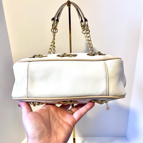 Gianni Bini Cream Leather Kisslock & Chain Shoulder Bag - Picture 5 of 9
